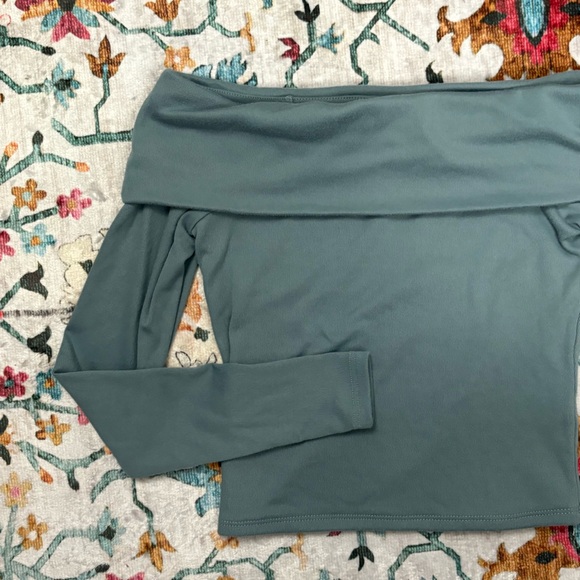 Liz & Sara Blue Off Shoulder Top - Picture 3 of 4